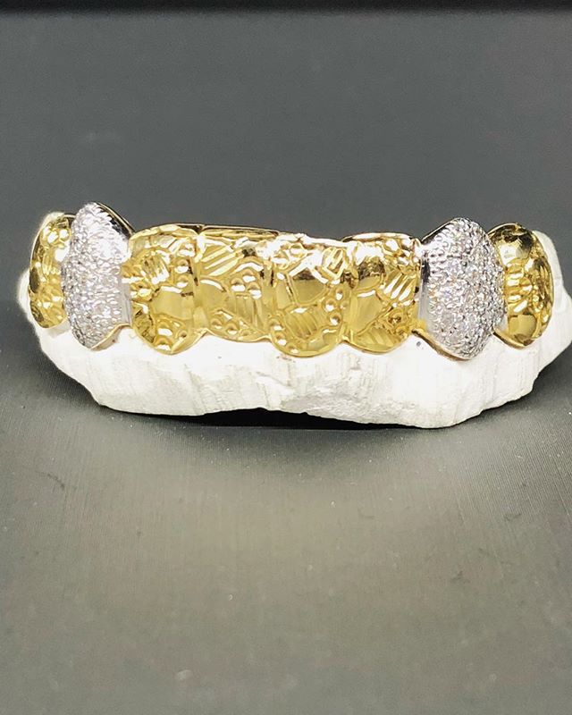 8 Teeth Gold Grillz - 8 Tops or Bottoms (Nugget w/ Diamond Fangs)